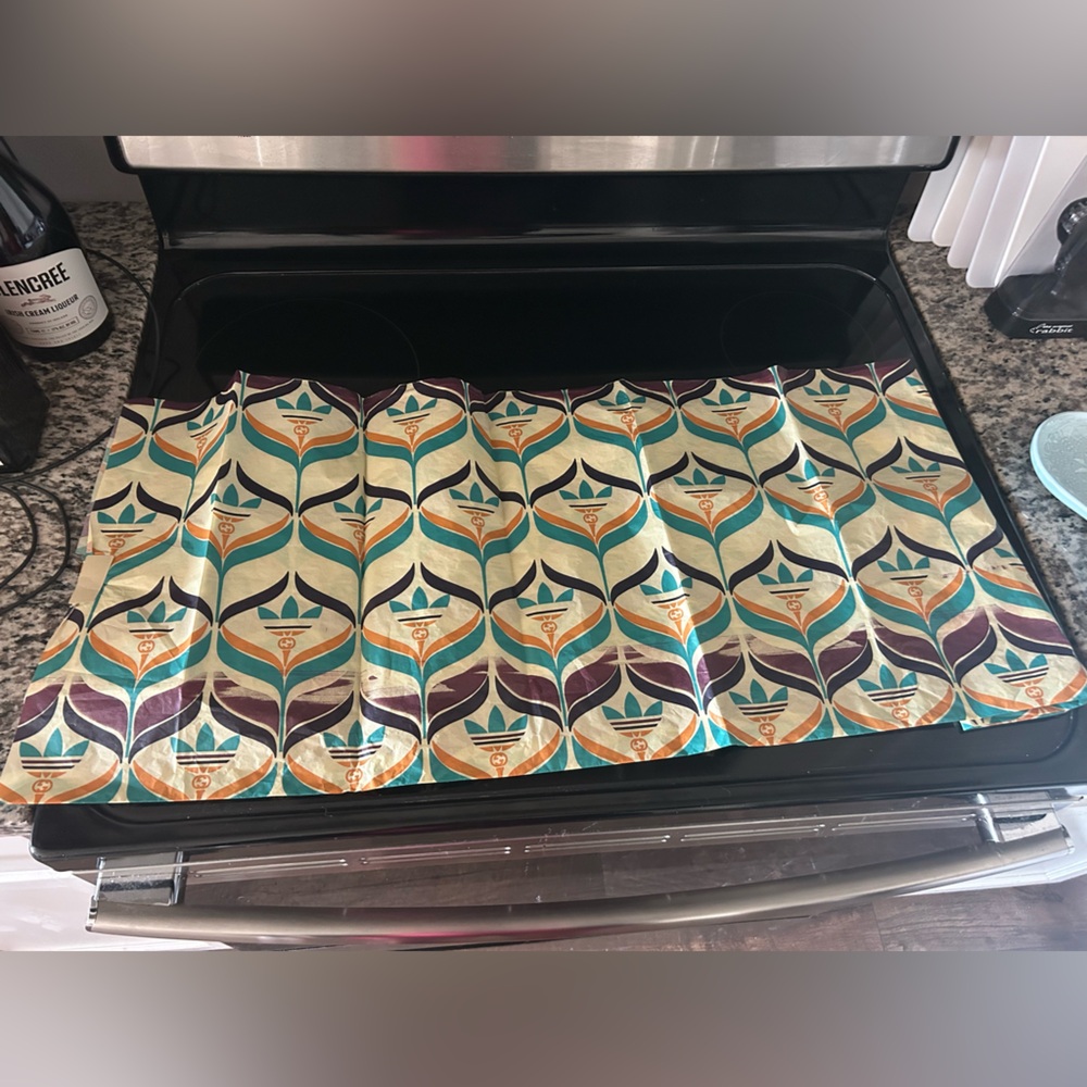 Removing Listing Soon - Gucci x Adidas Collab Merchandise Gift Wrap - Picture 2 of 12